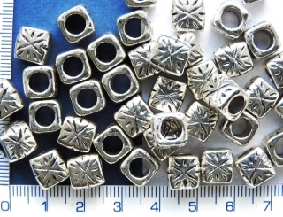 Kovové korálky,stříbrný korálek velký průvlek,zdobená kostka 9x7mm,otvor 6mm,1ks