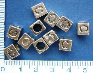 Kovové korálky, písmenka, 6x7mm, průměr průtahu 4mm, C