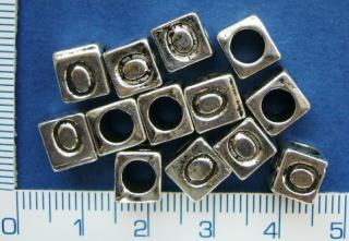 Kovové korálky, písmenka, 6x7mm, průměr průtahu 4mm, O