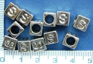 Kovové korálky, písmenka, 6x7mm, průměr průtahu 4mm, S