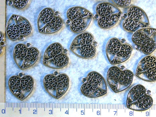 Kovové korálky, stř. srdce se stromem, 19x17mm,1ks