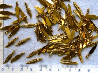 Kovové korálky,zlaté pírko, 20x4mm, 1ks