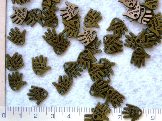 Kovové korálky-přívěsky,mosazná ruka, 13x13mm,1ks