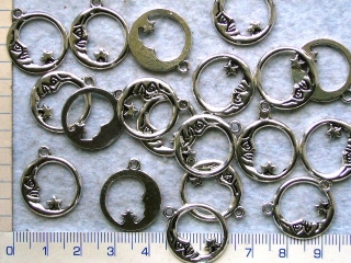 Kovové korálky,stříbrný měsíc v kruhu 20x18mm,1ks