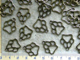 Kovové korálky,stř.psí tlapka, 19x17mm,1ks