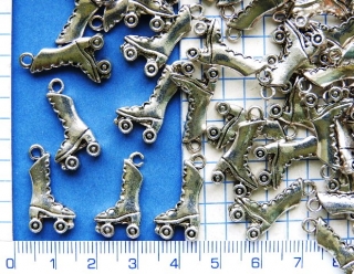 Kovové korálky,stř. kolečkové retro brusle, 22x12mm,1ks