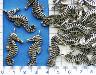 Kovové korálky, stř.mořský koník,34x14mm,1ks