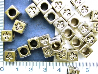 Kovové korálky,velkodírkové, kostičky (kříže), 7x7mm,1ks