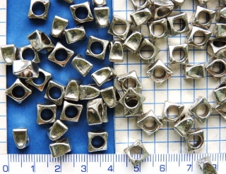 Kovové korálky,velkodírkové, stř.nepravidelný čtverec,10x6mm,otvor 5mm,1ks