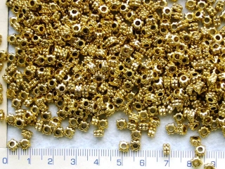 Kovové korálky, zlatá vroubkovaná kostička,6x3mm,1ks