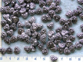 Kovové korálky,stř.zdobené srdce, 9,5mm,1ks