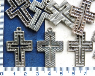 Kovové korálky,stř.kříž, 34x22mm,1ks