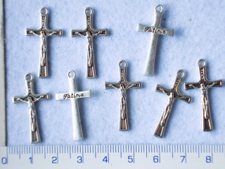 Kovové korálky,stříbrný kříž,28x15mm,1ks