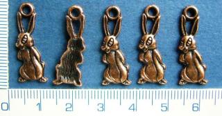 Kovový přívěsek, měděný zajíc, 9x25mm, 1ks