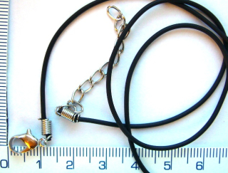 Povoskovaná šňůrka, s karabinkou a prodlužovacím řetízkem, černá, cca 40cm.