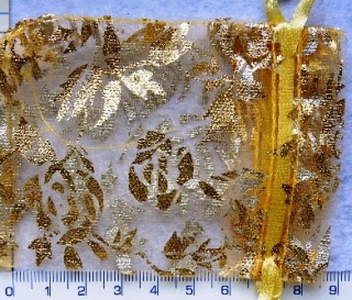 Dárková taštička z organzy zlatá se zlatými kytičkami,120x100mm.1ks