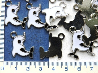 Smaltovaný přívěsek,bílý delfín,27x18mm,1ks