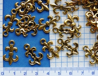 Kovové korálky - přívěsky, zlatá skautská lilie,22x14mm,1ks