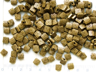 Kovové korálky, mosazný čtvereček s ornamentem  6x6mm,1ks