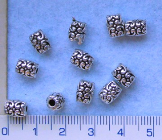 Kovové korálky, stř zdobený oválek,7,5x6mm, 1ks