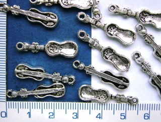 Kovové korálky, stříbrné housle,7x25mm,1ks