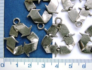 Kovové korálky, stříbrný znak recyklace,29x24mm,1ks