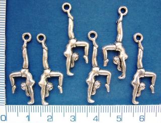 Kovové korálky, 30mm, gymnastka, barva stříbrná, 1ks