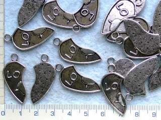 Kovové korálky, stř.půlsrdce, 31x15mm, 1ks