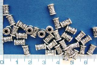 Kovové korálky, 5x7mm, stříbrný korálek s kytičkou, 1ks