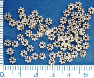 Kovové korálky, 4mm, stříbrná kytička, 20ks