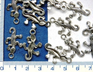 Kovové přívěsky, stříbrná ještěrka,25x15mm,1ks