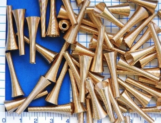 Drátěný zlatý kornoutek, 27x9mm, otvor8mm,1ks