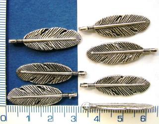 Kovový přívěsek,30mm, pírko, barva stříbrná , 1ks