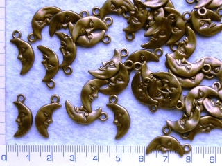 Kovový korálek, mosazný měsíc,19x7mm, 1ks