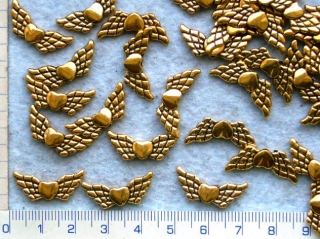 Kovové korálky - přívěsky,zlatá křídla se srdíčkem,22x10mm,1ks