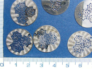 Kovové přívěsky, 21mm, stříbrné kolečko s růžičkami, 1ks