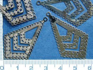 Kovové přívěsky, 41mm, barva stříbrná, zdobený kosočtverec, 1ks