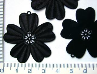 Tvarovaný, lakovaný  plech, 36mm, černá kytička, 1ks