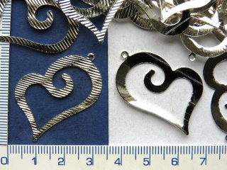 Tvarovaný, lakovaný plech,stříbrné srdce,37x30mm,1ks