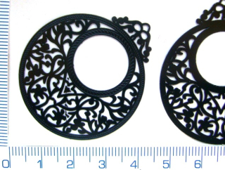 Tvarovaný plech, 45mm, černé kolečko se závěsem, 1ks