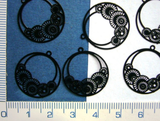 Tvarovaný plech,černé kolečko se závěsem,20mm,1ks