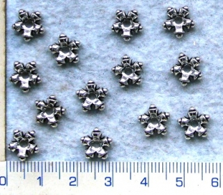 Kovový přívěsek, stř.kytička,9x3mm, 1ks