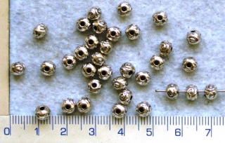 Kovový přívěsek, stříbrný korálek s ornamenty,5x4,5mm, 1ks