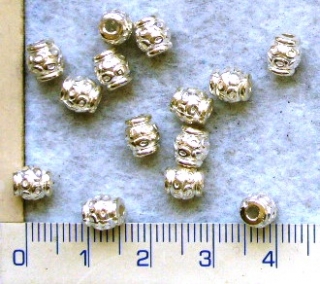 Kovový přívěsek, stříbrný korálek s kolečky,7x6mm 1ks