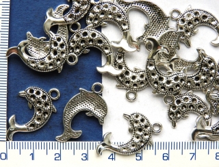 Kovový přívěsek, stříbrný delfín,26x15mm, 1ks