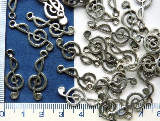 Kovový přívěsek, stříbrný houslový klíč,26x10mm,1ks