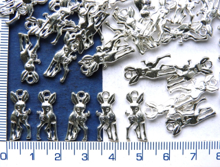 Kovový přívěsek,stříbrný koloušek,20x8mm, 1ks