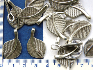 Kovový přívěsek, stříbrný lupen,28x12mm, 1ks