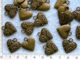 Kovový přívěsek,mosazné srdce,19x17mm,1ks