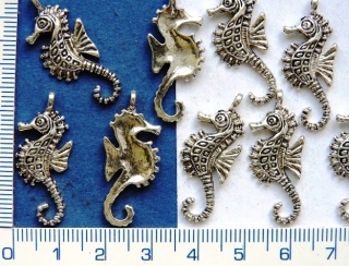 Kovový přívěsek, mořský koník,29x12mm, 1ks